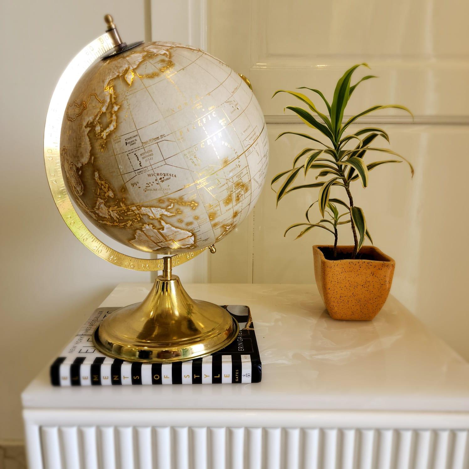 Zaire Laminated White Globe